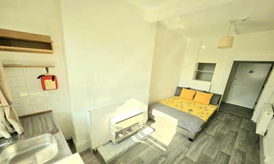 Westcliff location a minute from the beach! Main Photo