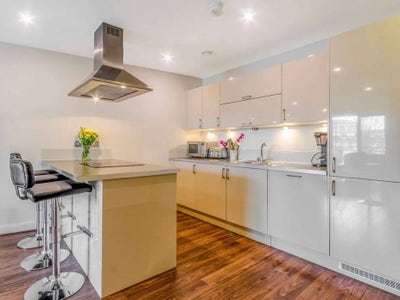 Modern Double Room btw Mile End and Canary Wharf Main Photo