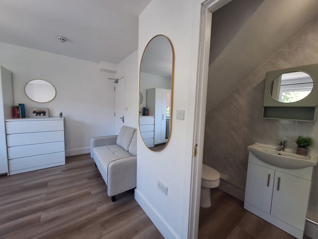 En suite room available in bow. Brand new. 🌟  Main Photo