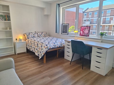 En suite room available in bow. Brand new. 🌟  Main Photo