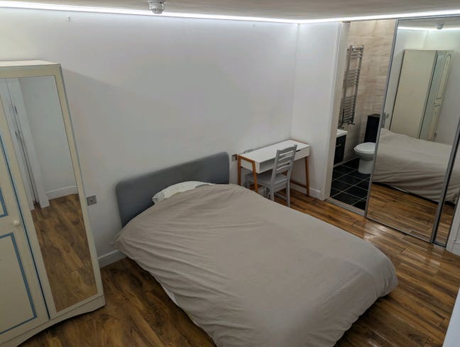 Premium En‑Suite Room •Seafront Location •Spacious Main Photo