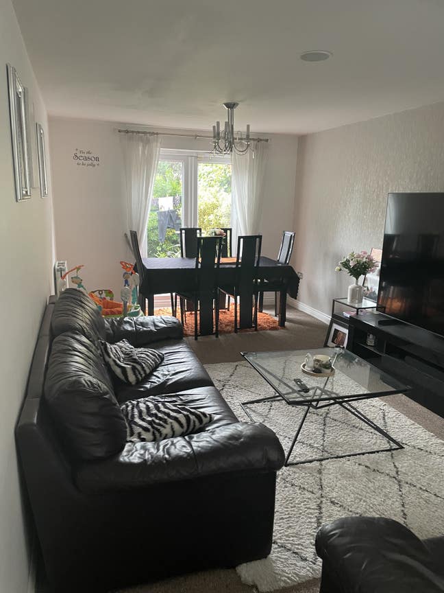 A double room with closet in a beautiful house Main Photo