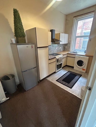 ;Large Studio Seperate Kitchen - Parking Near Asda Main Photo