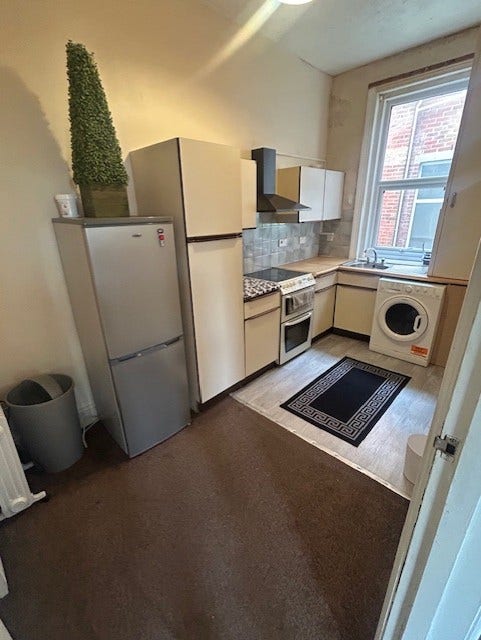 ;Large Studio Seperate Kitchen - Parking Near Asda Main Photo