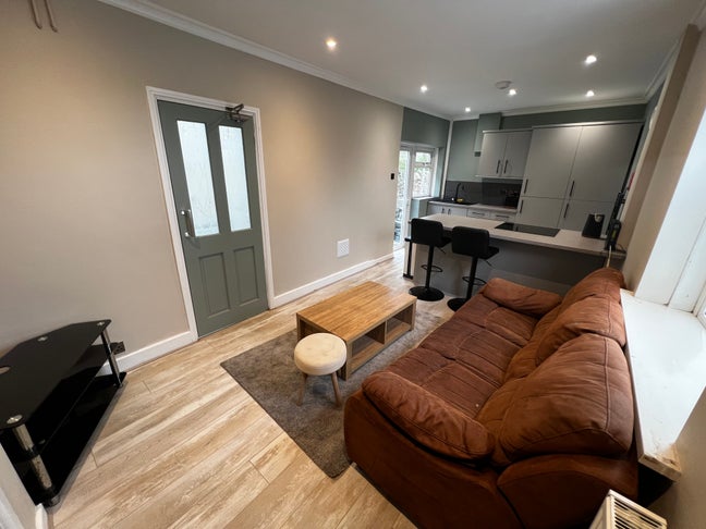 5-bedroom furnished house share All bills included Main Photo