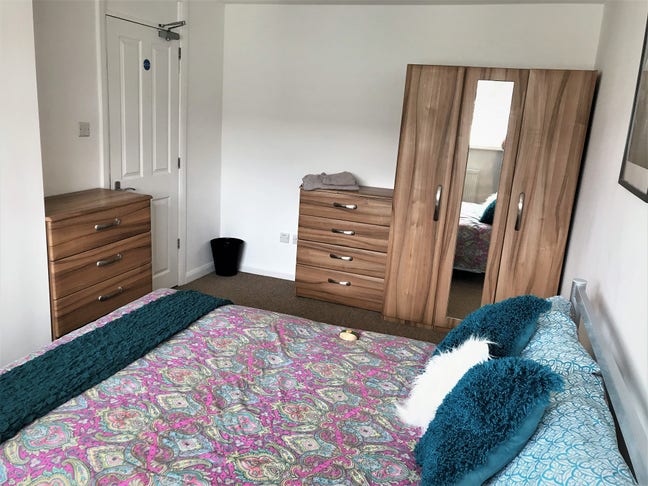 Large double room in modern house share Main Photo