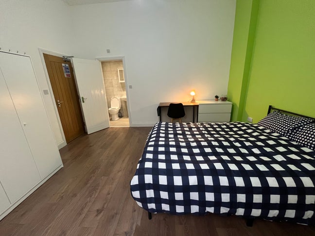 Spacious Ensuite Double Room Main Photo