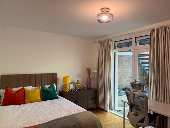 Ground Floor En-suite Double Room in Rothehithe Main Photo