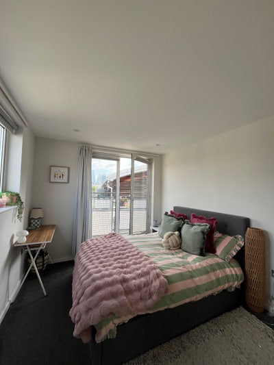 Bright Double Room with En-Suite & Balcony Main Photo