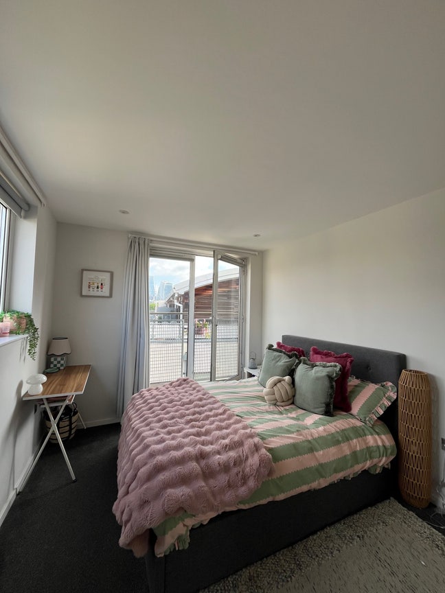 Bright Double Room with En-Suite & Balcony Main Photo