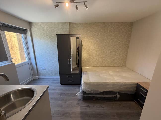 Stunning Home!!  All Kitchenette + Ensuite  Main Photo