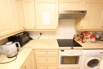5 mins to Canary Wharf E14 - New large rooms Main Photo