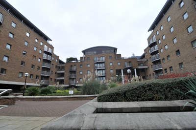5 mins to Canary Wharf E14 - New large rooms Main Photo