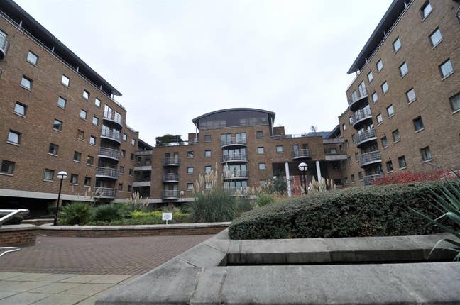 5 mins to Canary Wharf E14 - New large rooms Main Photo