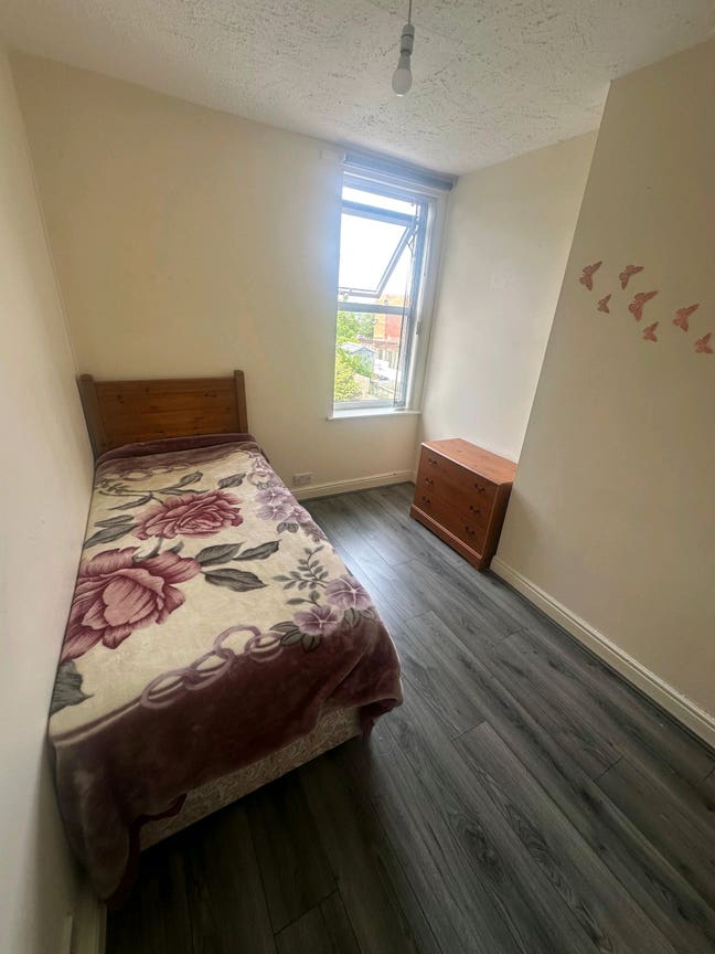 A double Room able to Rent in Sharing  Main Photo