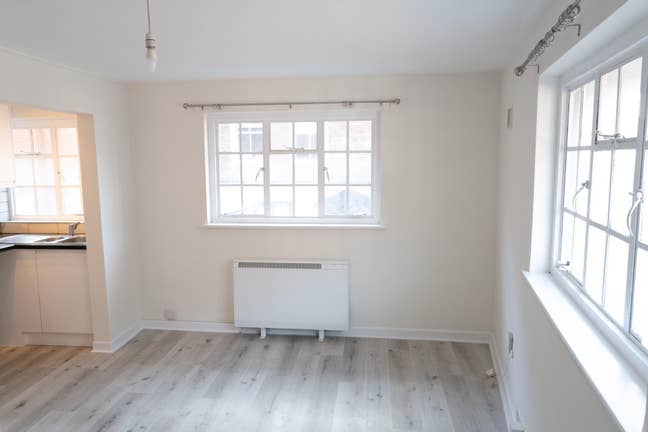 Newly renovated 1 bedroom flat city centre Main Photo