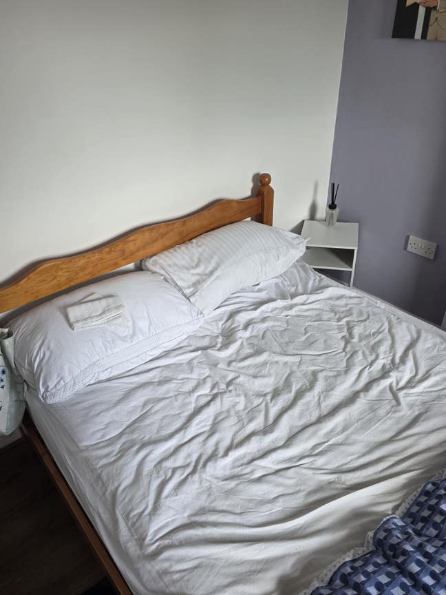 Looking to rent my spare room Main Photo