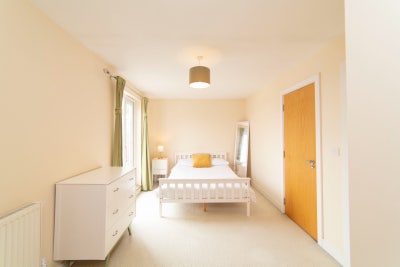 Short term let! Large double room with balcony  Main Photo