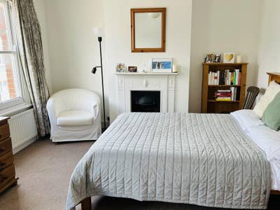 Spacious room in shared house Main Photo
