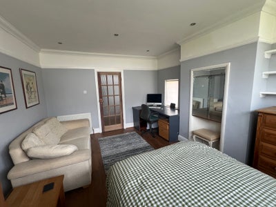 Room with private bathroom WC , Bills included.  Main Photo