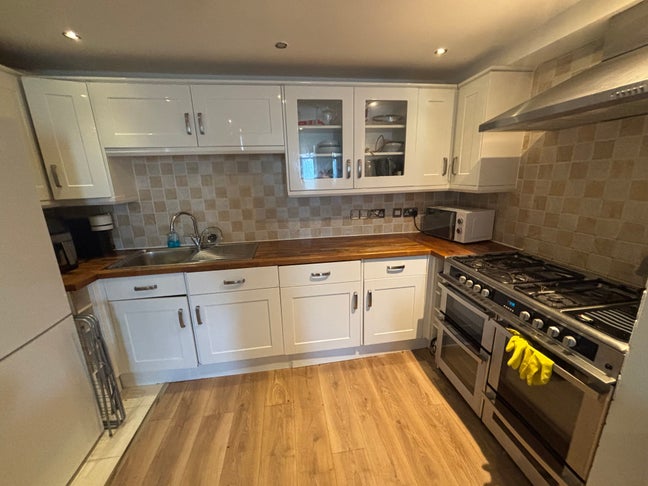 Luxury Room in Modern 2-Bed Flat | Quiet Location  Main Photo