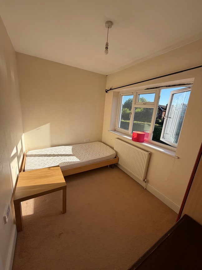 Single room for rent with shared bathroom  Main Photo