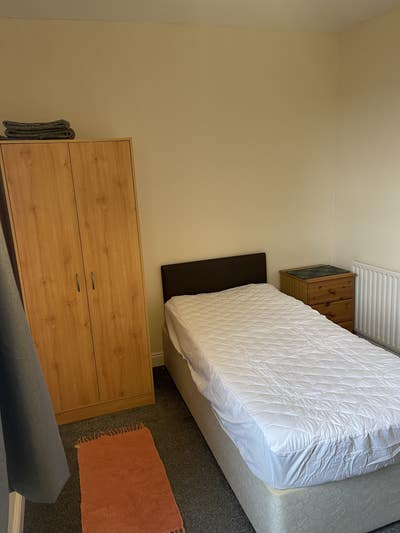 Large room with single bed close to Alstom  Main Photo