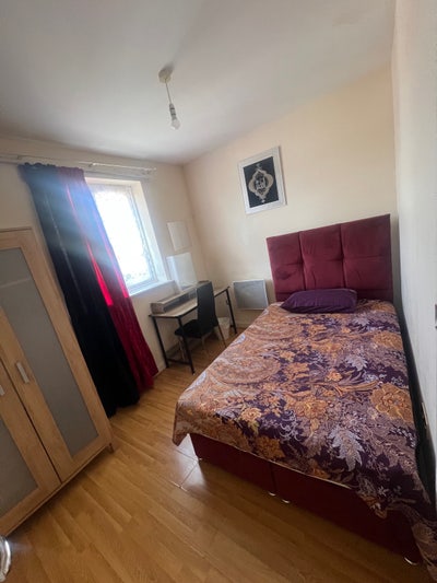 Furnished Room – Wembley  Main Photo