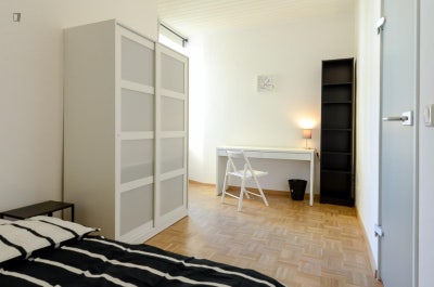 Spacious Double Room in Prime Location Zone 1 Main Photo