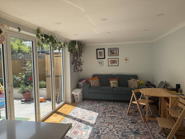 Spacious Double Room + Private Bathroom (Mostly) – Main Photo