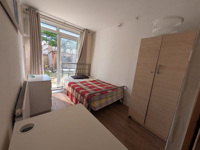 2 Bedrooms-Bills Incl-Attached Garden-Near Station Main Photo