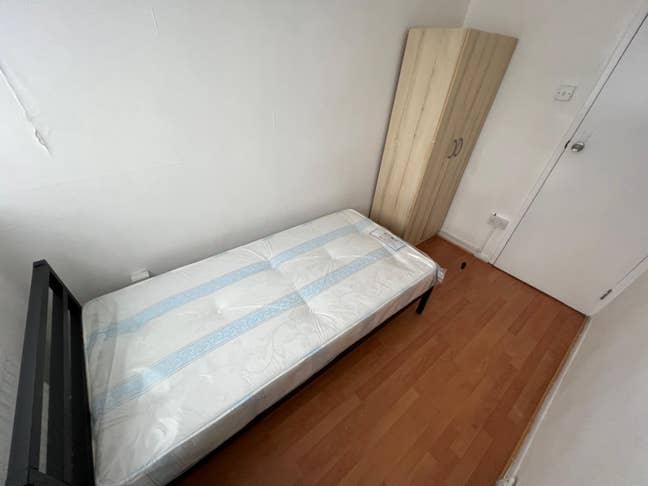 Brand New Room in E1, 50% Main Photo