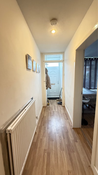 One bedroom downstairs flat with gardens  Main Photo