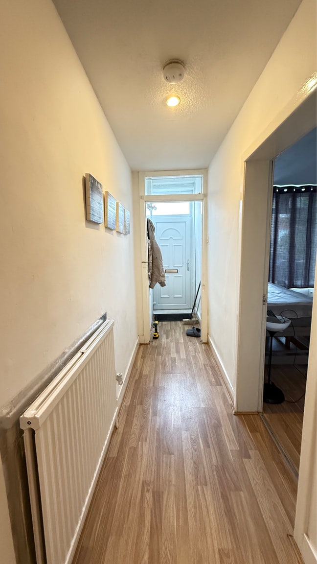 One bedroom downstairs flat with gardens  Main Photo