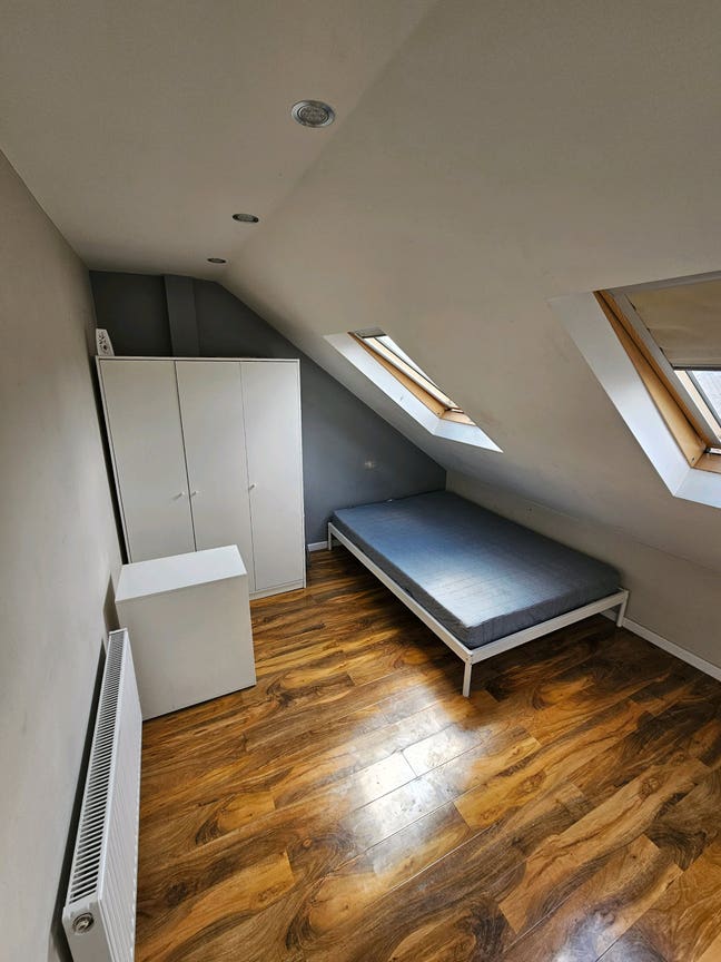 Stunning Ensuite Room + Private Kitchen – Colindal Main Photo
