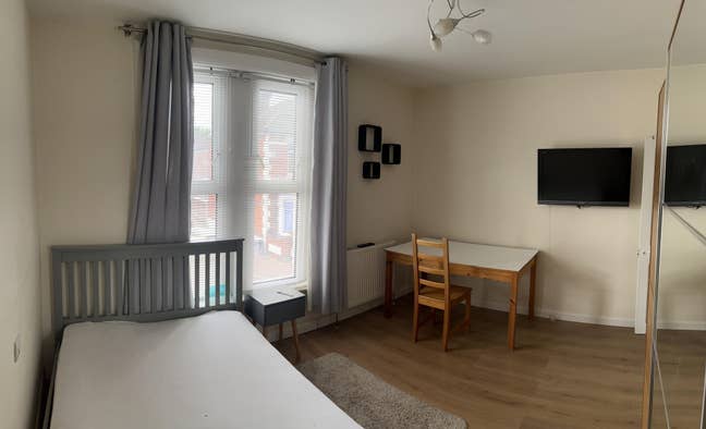 LARGE ROOM!! All inc in Southsea for professionals Main Photo