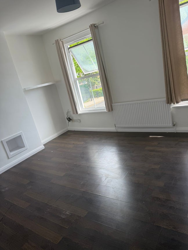 Bright Double Room Available in Clean Flat Main Photo