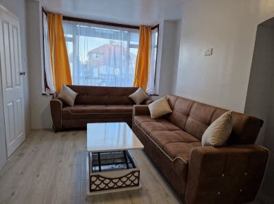 2 Rooms available in this lovley house, Inc Bills Main Photo