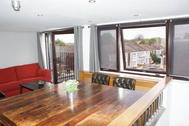 Modern large 1 bdr attic flat, all incl. Main Photo