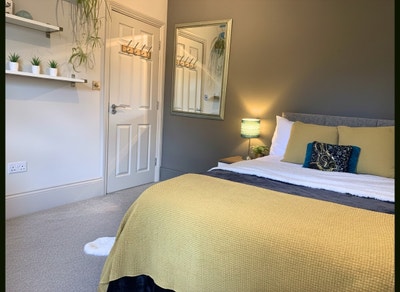 Large Double Room in Fantastic Location  Main Photo