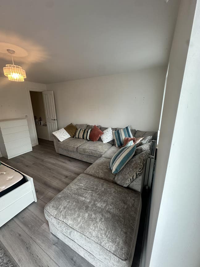 Fantastic Location & Amenities + All Bills inc !!! Main Photo