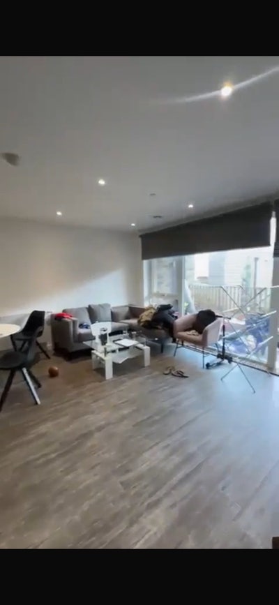 King size room available in a 2 bed 2 bath flat Main Photo