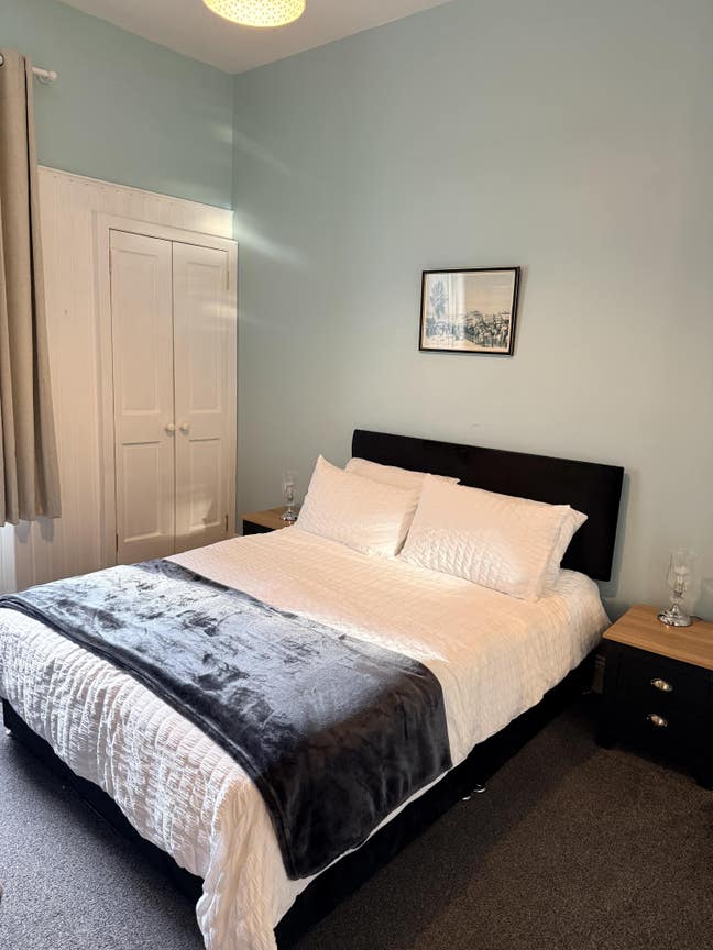 Spacious King Room in Beautiful Victorian Flat Main Photo