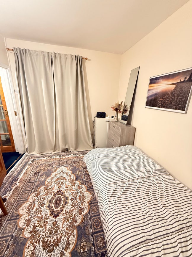 Single room for female only– &pound;500 all bills inc Main Photo