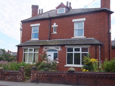 Spacious House for Professionals and Postgrads LS4 Main Photo