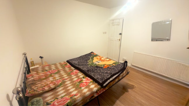 Sharing double room available in punjabi family.  Main Photo