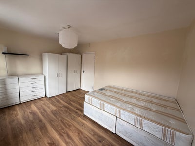 2 Double Rooms in Clean House W/ Garden Main Photo
