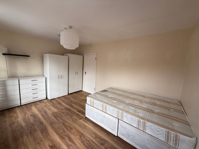 2 Double Rooms in Clean House W/ Garden Main Photo