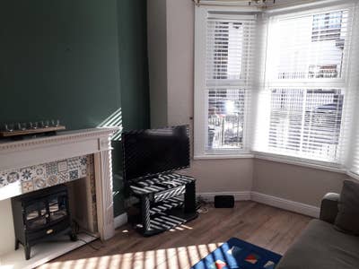 Double room in quiet street in Splott Main Photo