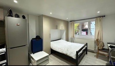 Studio Flat to rent in langley  Main Photo
